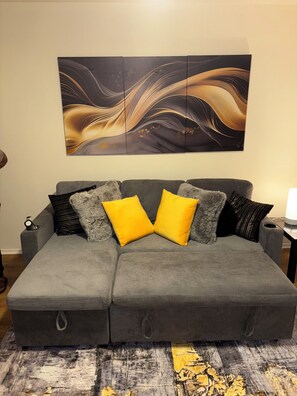TV - Modern & Private Studio Retreat in the Heart of Inglewood (Inglewood)