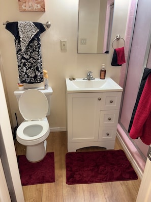 Shower, towels, soap, toilet paper - Modern & Private Studio Retreat in the Heart of Inglewood (Inglewood)