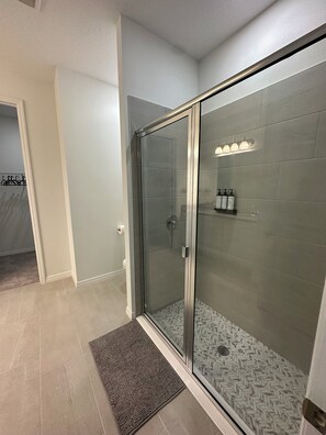 Hair dryer, towels, soap, toilet paper - Disney World 15min! Private Pool 4 Bedroom Themed House! (Davenport)
