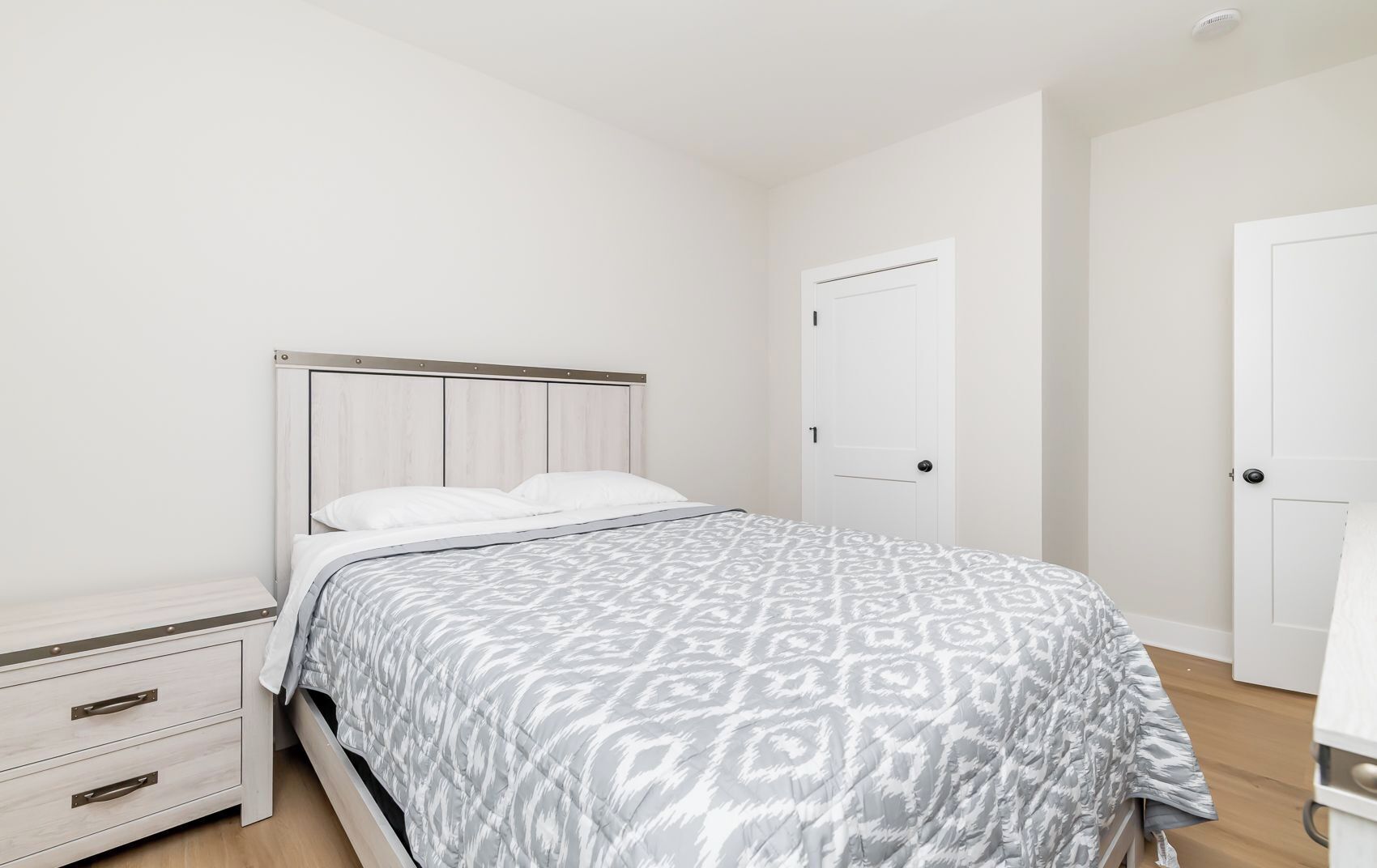 3 habitaciones, tabla de planchar con plancha, internet y ropa de cama 