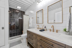 Douche, serviettes fournies