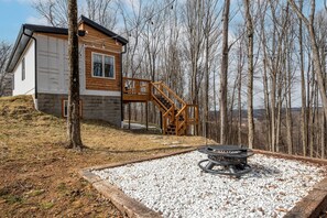 Property grounds - The Hocking Hoot - 5 min to Rock House (Laurelville)