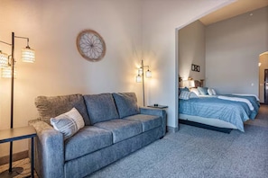 1 bedroom, iron/ironing board, free WiFi, bed sheets - First Floor Room - Pet Friendly! (Wisconsin Dells)