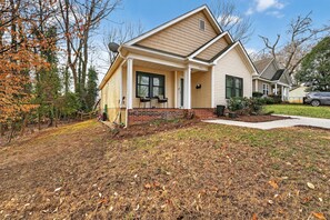 Exterior - Stylish Oakhurst Home Minutes to Uptown (Charlotte)
