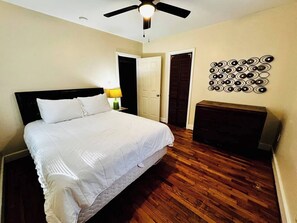 Iron/ironing board, WiFi, bed sheets - Cute 5/2 Bungalow w/ Easy Access to Everything (Columbia)