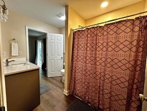 Hair dryer, soap, toilet paper - Cute 5/2 Bungalow w/ Easy Access to Everything (Columbia)