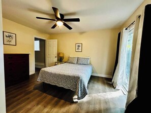 Iron/ironing board, WiFi, bed sheets - Cute 5/2 Bungalow w/ Easy Access to Everything (Columbia)