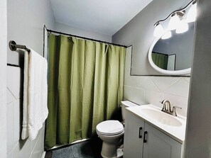 Hair dryer, soap, toilet paper - Cute 5/2 Bungalow w/ Easy Access to Everything (Columbia)