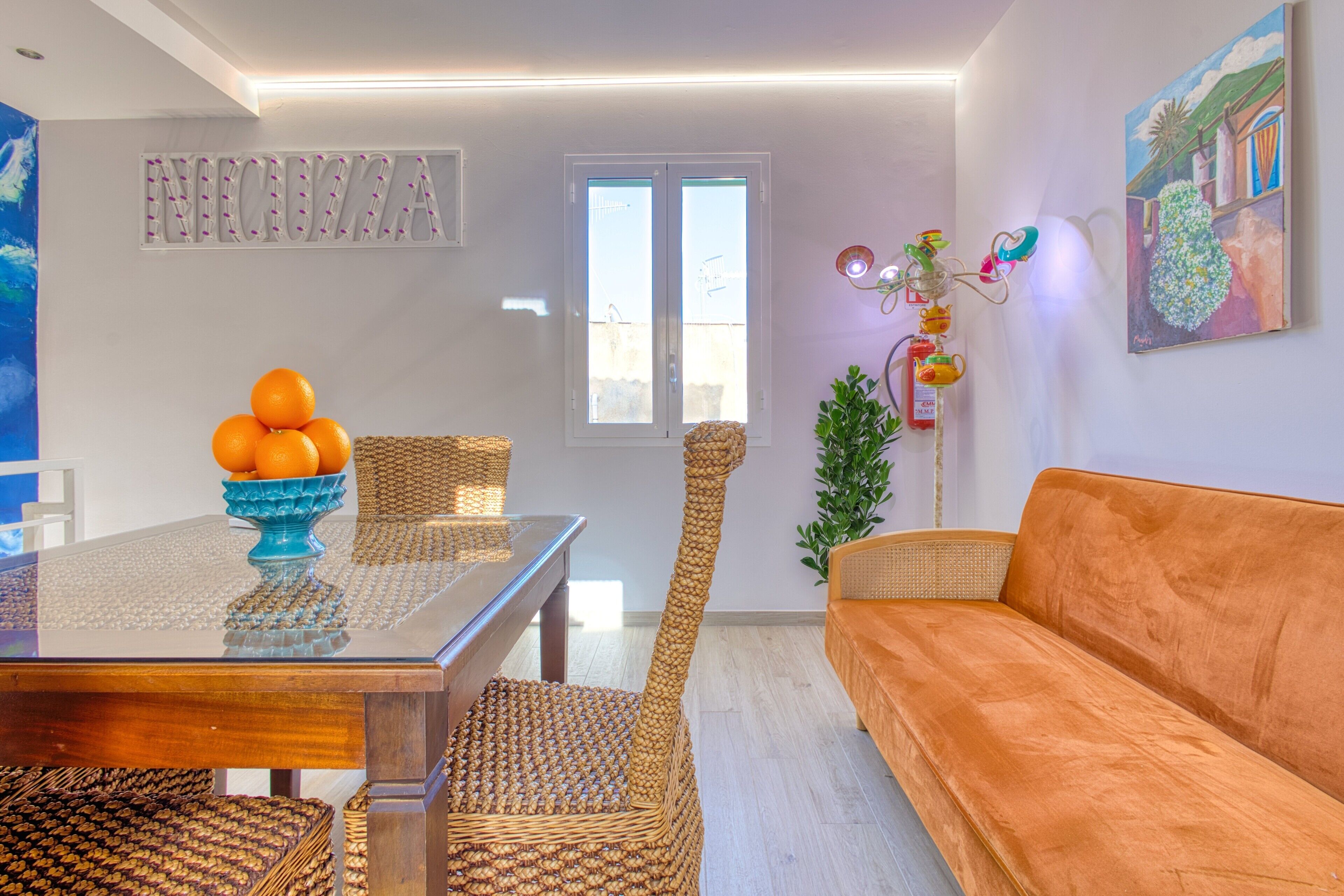 Căn hộ có thiết kế đặc sắc, 2 phòng ngủ, bếp, quang cảnh một góc biển | Phòng khách | Smart TV 32-inch có truyền hình kỹ thuật số, Netflix, sách 