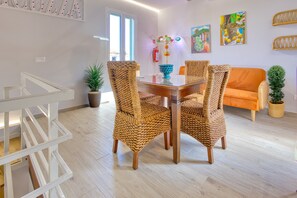 Design appartement, 2 slaapkamers, keuken, gedeeltelijk uitzicht op zee | Uitzicht vanuit de kamer