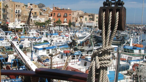 A marina filled with boats, a red building, and a clear sky. - VFH Blue Breeze Holiday Home (Porticello)