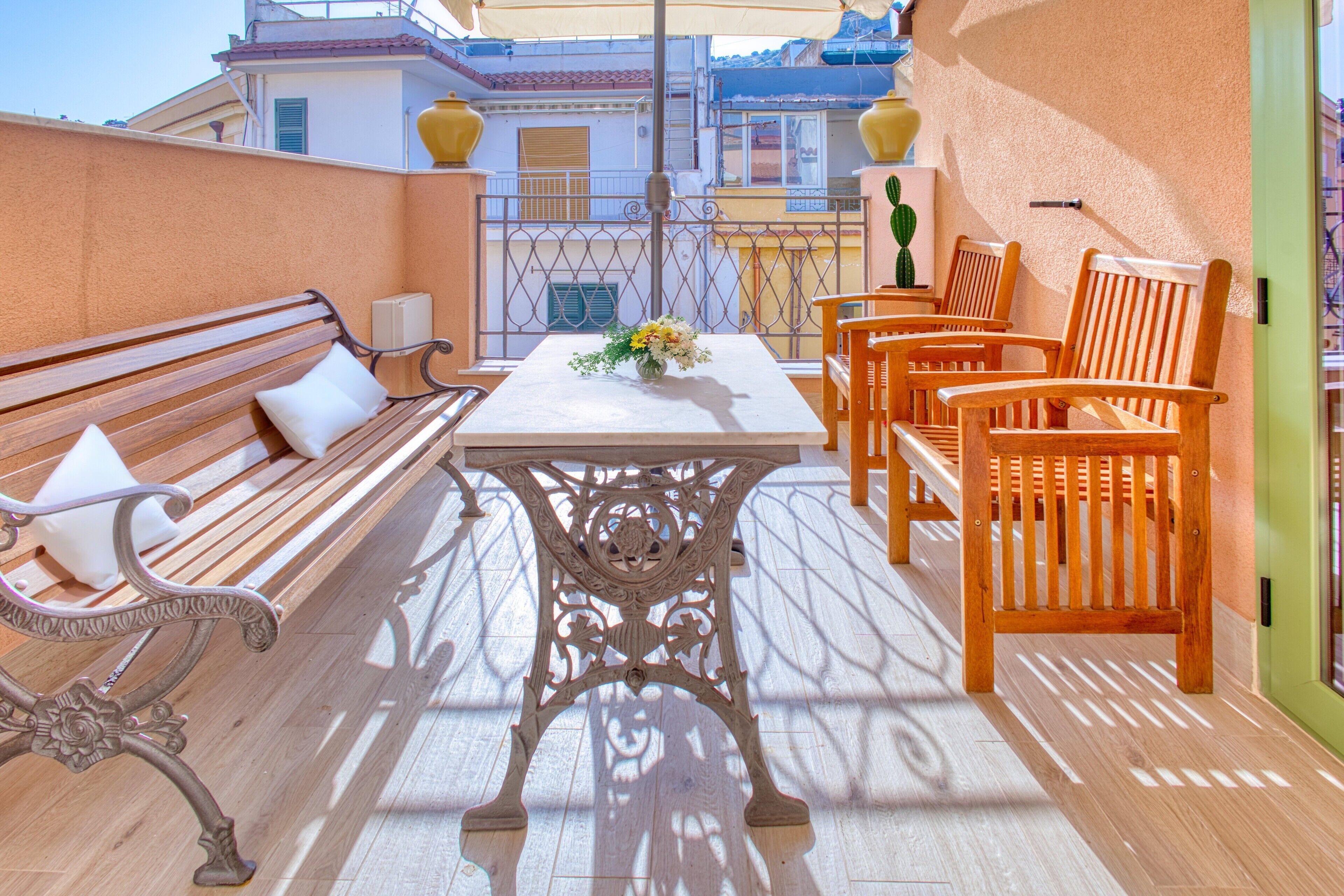 Departamento de diseñador, 2 habitaciones, cocina, vista parcial al mar | Terraza o patio