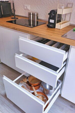 Junior appartement, 1 slaapkamer, keuken, uitzicht op de stad | Privékeuken | Een koelkast, een microgolfoven, een kookplaat, een espressoapparaat