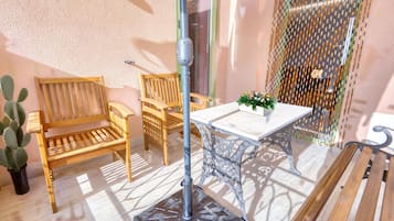 Design-Apartment, 2 Schlafzimmer, Küche, eingeschränkter Meerblick | Terrasse/Patio