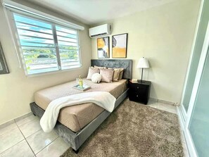 2 bedrooms, iron/ironing board, WiFi, bed sheets - Luxe Black & White Apt II (Carolina)