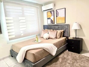 2 bedrooms, iron/ironing board, WiFi, bed sheets - Luxe Black & White Apt II (Carolina)