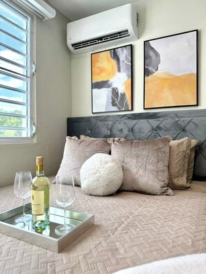 2 bedrooms, iron/ironing board, WiFi, bed sheets - Luxe Black & White Apt II (Carolina)