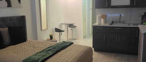 BĂŒgeleisen/BĂŒgelbrett, WLAN, BettwĂ€sche