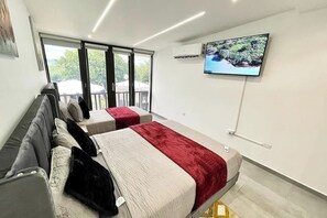 1 dormitorio, tabla de planchar con plancha, wifi y ropa de cama