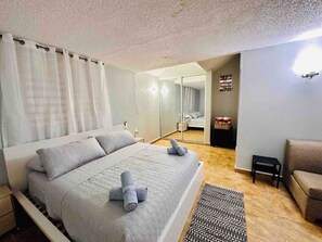 4 bedrooms, iron/ironing board, WiFi, bed sheets - Eva’s Place: 10 min from Beach & SJU Airport (Carolina)