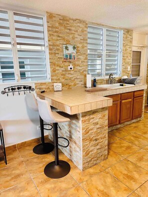 Fridge, microwave, oven, stovetop - Eva’s Place: 10 min from Beach & SJU Airport (Carolina)