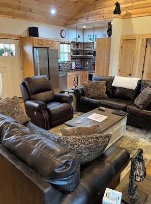 Smart TV, fireplace - Hideaway Cabin by the Water-top of Appalachian Mountain, 2-Bedroom, 3-Full Baths (Fort Payne)