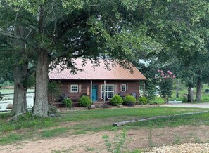 Exterior - Hideaway Cabin by the Water-top of Appalachian Mountain, 2-Bedroom, 3-Full Baths (Fort Payne)