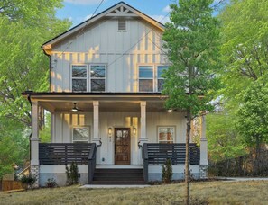 Exterior - Modern ATL Luxury-Sleeps 12-Free Parking-Game Room (Atlanta)