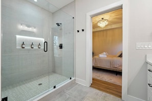 Hair dryer, towels, soap, toilet paper - Modern ATL Luxury-Sleeps 12-Free Parking-Game Room (Atlanta)