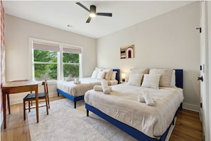 4 bedrooms, iron/ironing board, WiFi, bed sheets - Modern ATL Luxury-Sleeps 12-Free Parking-Game Room (Atlanta)