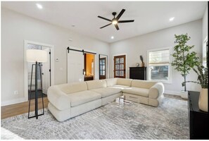 Living area - Modern ATL Luxury-Sleeps 12-Free Parking-Game Room (Atlanta)