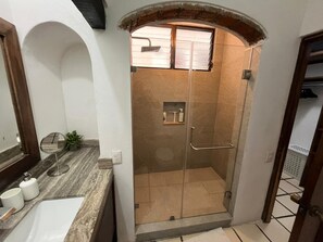 Dusche, Haartrockner, Handtücher