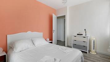 Ferros/tábuas de passar roupa, Wi-Fi, roupa de cama