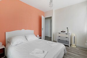 Tabla de planchar con plancha, wifi y ropa de cama 