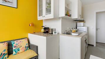 Réfrigérateur, micro-ondes, plaque de cuisson, lave-vaisselle