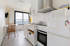 Frigorífico, microondas, placa de cocina y lavavajillas