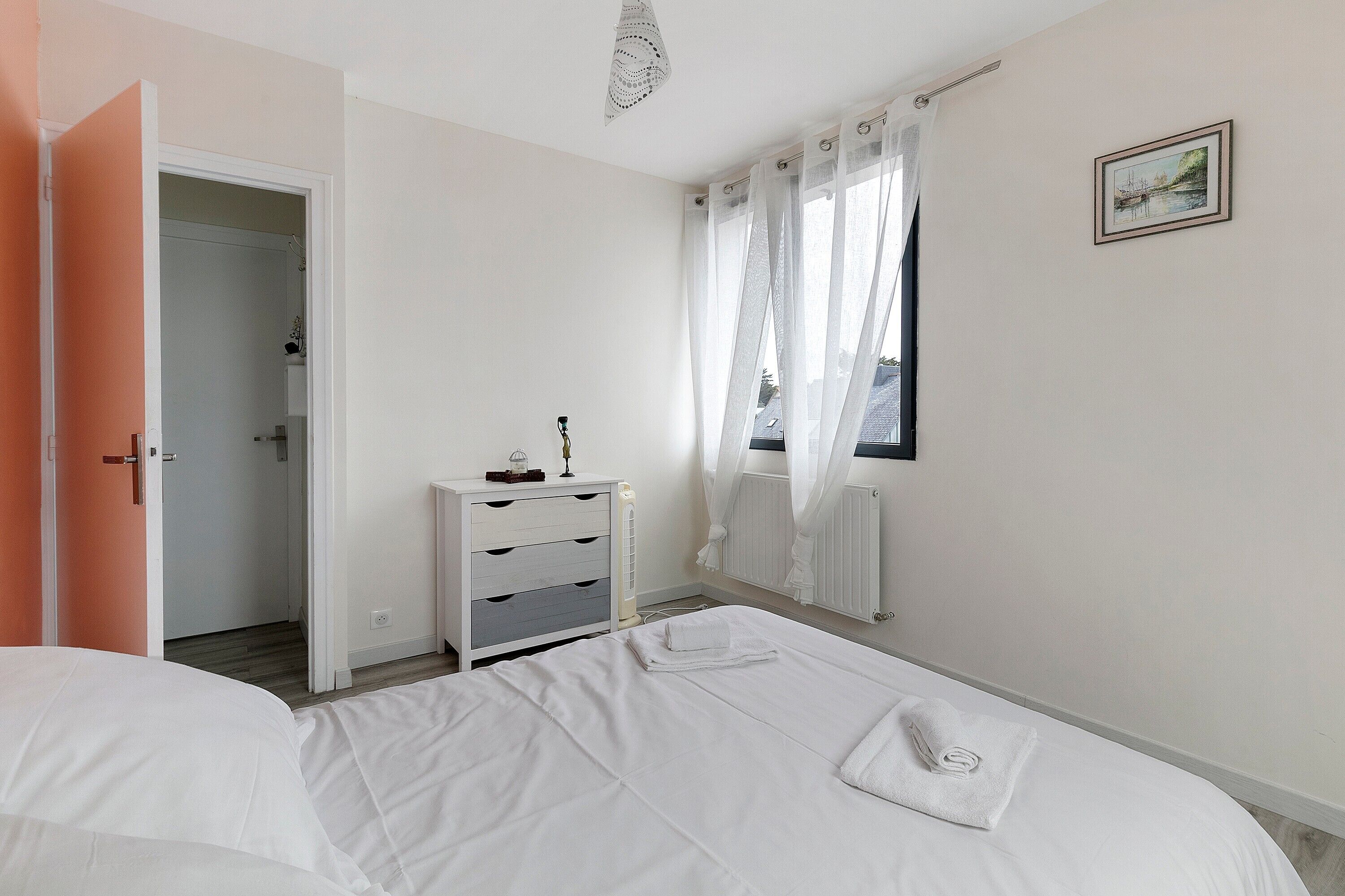 Iron/ironing board, WiFi, bed sheets