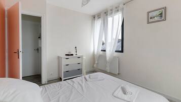 Iron/ironing board, WiFi, bed sheets