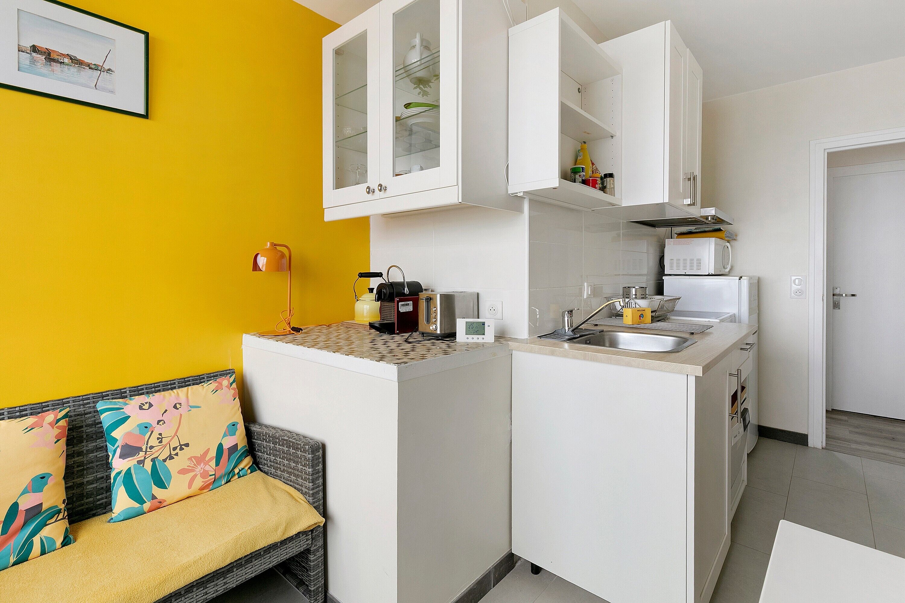 Réfrigérateur, micro-ondes, plaque de cuisson, lave-vaisselle