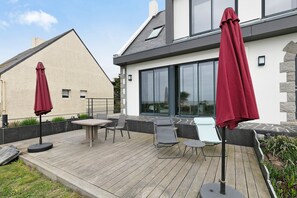 Outdoor dining - Ocean Apartment – Panoramic Terrace, Parking, Wild Coast Views (Batz-sur-Mer)