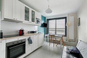 Kühlschrank, Mikrowelle, Ofen, Herdplatte