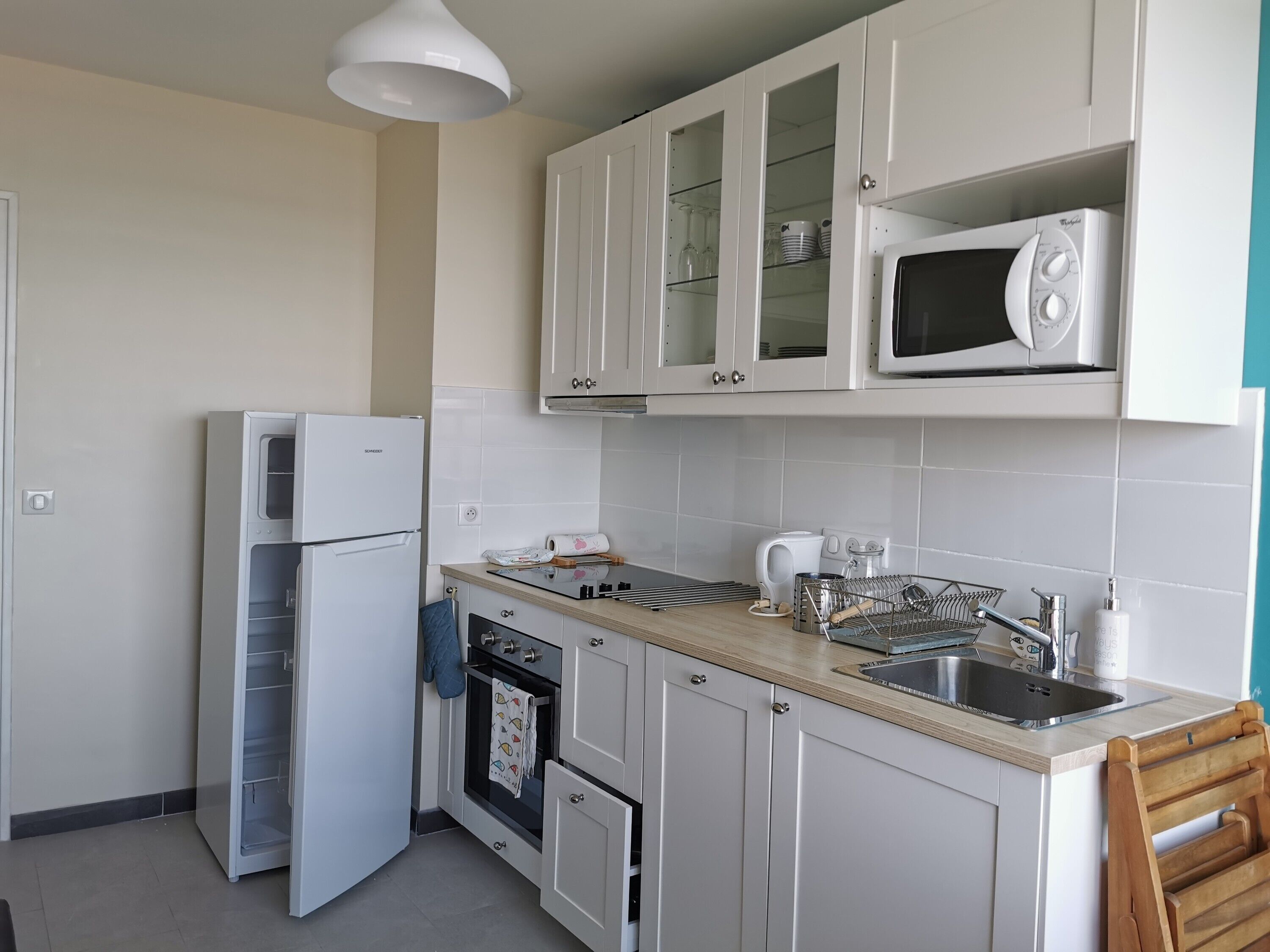 Kylskåp, mikrovågsugn, ugn och spishäll