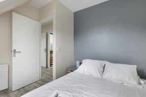 Iron/ironing board, WiFi - Ocean Apartment – Panoramic Sea View, Terrace, Parking (Batz-sur-Mer)