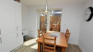 Room, 1 Bedroom | Dining room