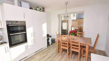 Room, 1 Bedroom | Dining room