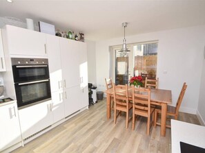 Room, 1 Bedroom | Dining room - Room-ensuite Double Bed Room Sunny Spaci (Nottingham)