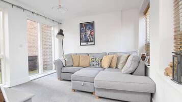 Room, 1 Bedroom | Living room