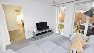 Room, 1 Bedroom | Living room