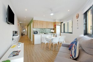 TV - O Marinheiro 15B – 3-Bedroom Apartment Near the Beach (Machico)