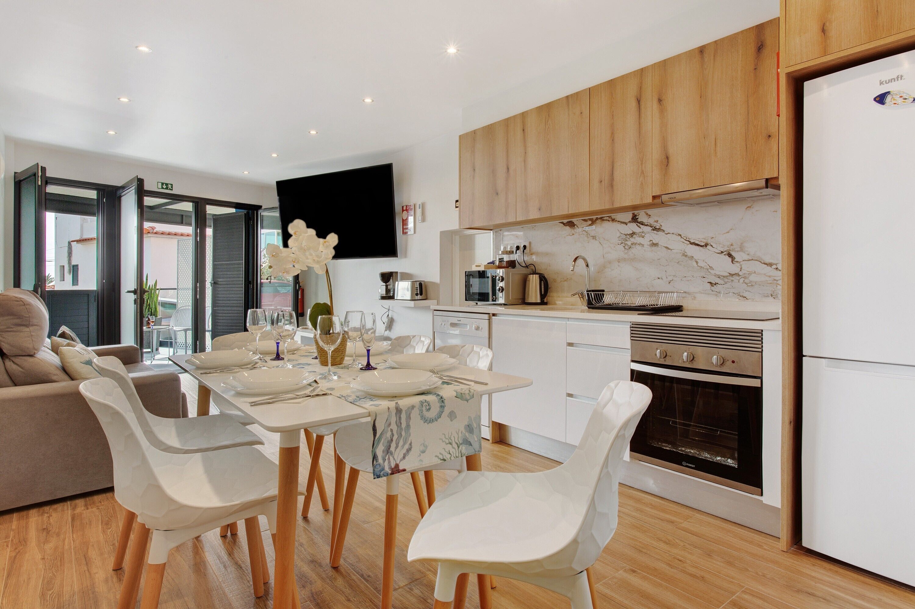 Réfrigérateur, micro-ondes, four, plaque de cuisson